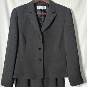 TAHARI  2 pc Jacket/Skirt Set  Black/ White Size 8 Petite